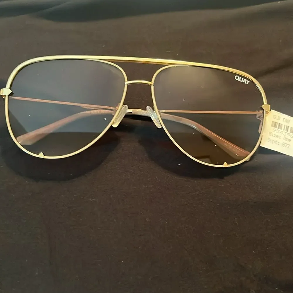 NWT Quay Australia High Key Rivet Sunglasses